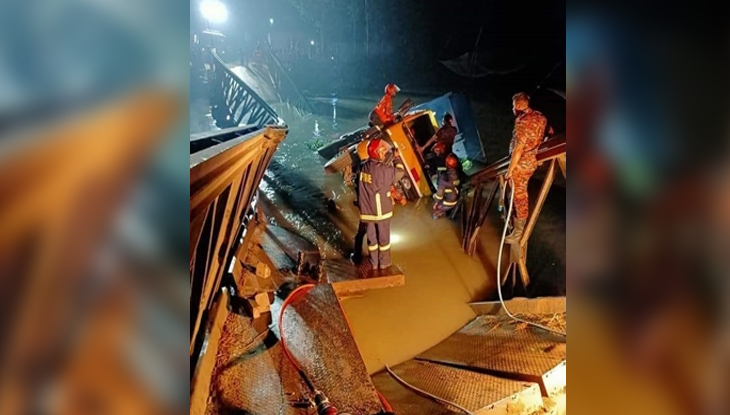 বালু বোঝাই ট্রাক নিয়ে ভেঙে পড়ল বেইলী সেতু
