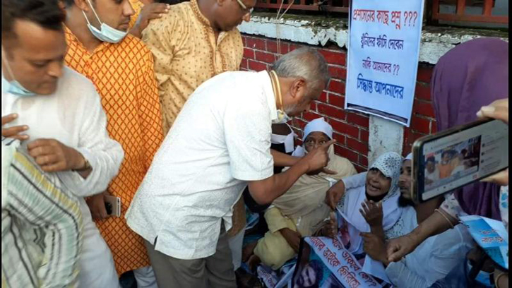 রায়হানের মায়ের অনশন ভাঙালেন মেয়র আরিফ