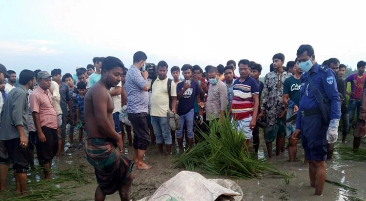 নোয়াখালীতে ধানক্ষেতে গৃহবধূর মাথা-কোমর, বাকী অংশ কই?