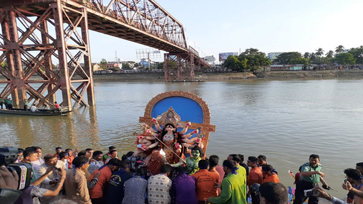 প্রতিমা বিসর্জনের মধ্য দিয়ে শেষ হলো শারদীয় দুর্গোৎসব