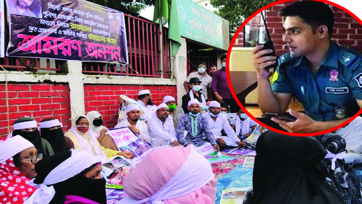 এসআই আকবর গ্রেপ্তার না হওয়া পর্যন্ত অনশন চলবে : রায়হানের মা