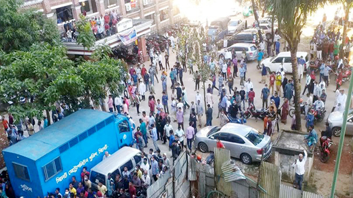 ‘ফাঁসি চাই ফাঁসি চাই, আকবরের ফাঁসি চাই’