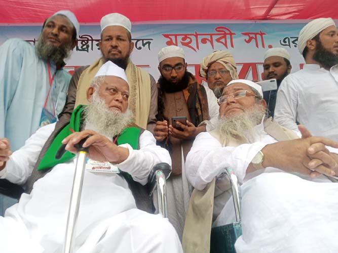 সমাবেশ মঞ্চে হেফাজতের আমীর ও মহাসচিব