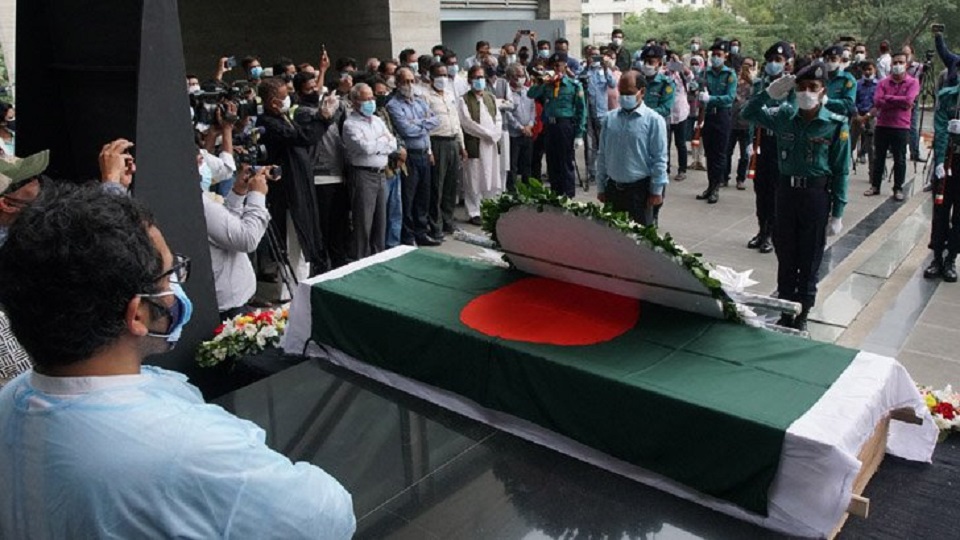 বনানী কবরস্থানে বরেণ্য অভিনেতা আলী যাকেরের দাফন