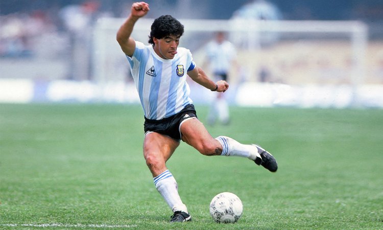 ফুটবল ঈশ্বর ম্যারাডোনা মারা গেছেন