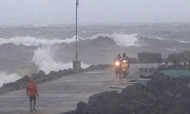 পুদুচেরি ও তামিলনাডুতে আছড়ে পড়েছে নিভার