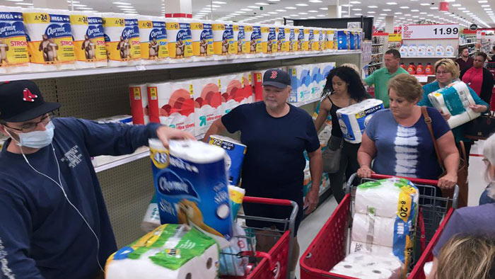 টয়লেট পেপার নিয়ে মার্কিনীদের টানাটানি