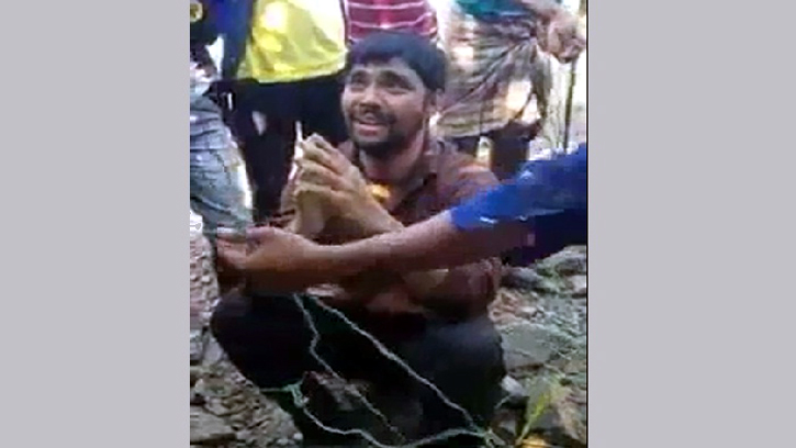 ভয়ার্ত আকবর হাতজোড় করে কাঁদছিলেন