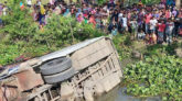 ভ্যানগাড়ি বাঁচাতে গিয়ে বাস খাদে, নিহত ৩