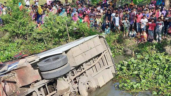 ভ্যানগাড়ি বাঁচাতে গিয়ে বাস খাদে, নিহত ৩