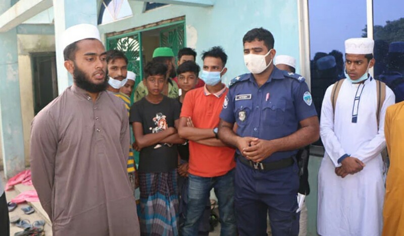 মসজিদে প্রেমিকাসহ ইমাম আটক