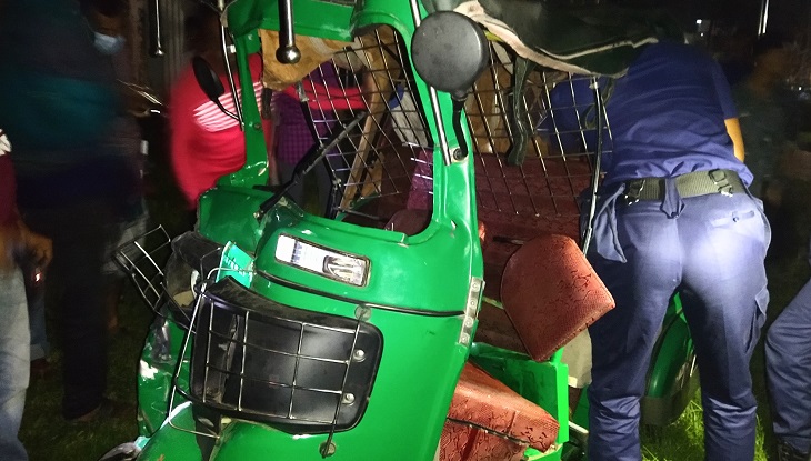 কুলাউড়ায় কাভার্ড ভ্যান-সিএনজির মুখোমুখি সংঘর্ষ, আহত ৫