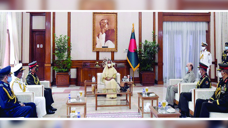 প্রধানমন্ত্রীর সঙ্গে সাক্ষাৎ করলেন তিন বাহিনী প্রধান