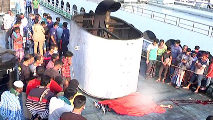 লঞ্চের ছাদে যুবকের রক্তাক্ত লাশ