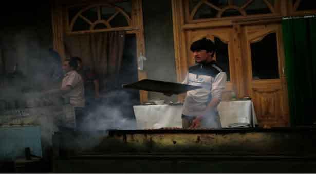 শুক্রবার উইঘুর মুসলমানদের শুয়োর খেতে বাধ্য করে চীন