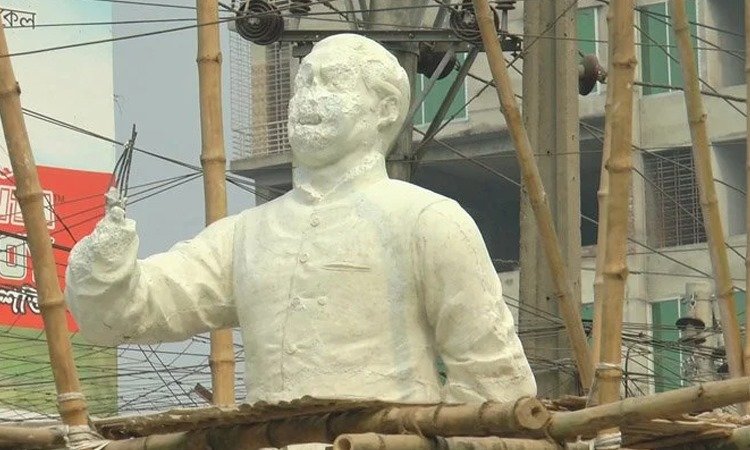 ভাঙচুর হওয়া বঙ্গবন্ধুর ভাস্কর্যের সামনে ফাঁকা গুলি