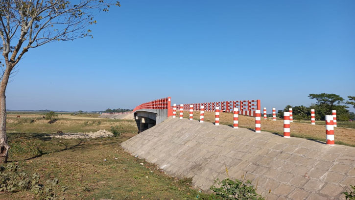 ছাতকে নেতার বাড়ির পাশে ‘হাস্যোজ্জ্বল’ সেতু!