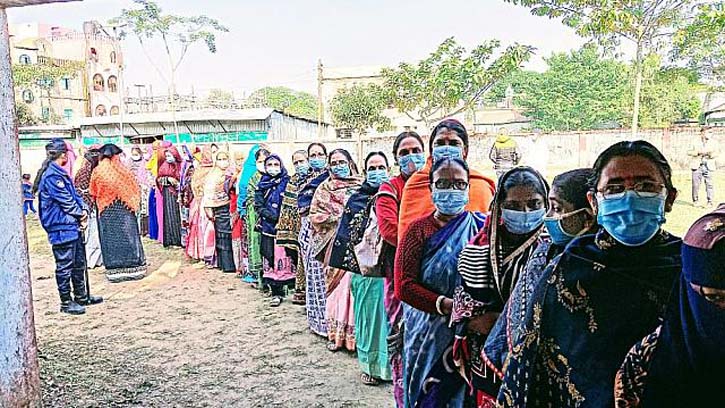 দিরাই পৌরসভায় ইভিএমে চলছে ভোট গ্রহণ, কেন্দ্রে দীর্ঘ লাইন