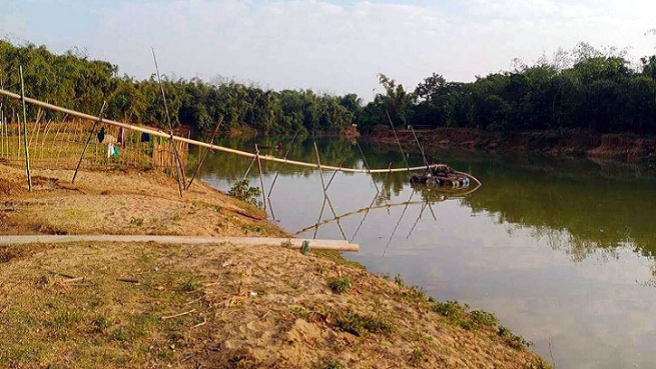 ধর্মপাশায় অবৈধভাবে বালু উত্তোলন, ড্রেজার মেশিন জব্দ