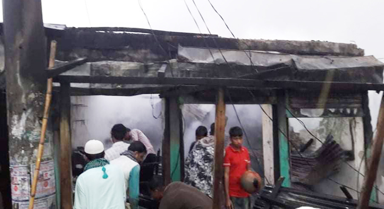 মাধবপুরে অগ্নিকাণ্ডে ১০টি দোকান পুড়ে ছাই