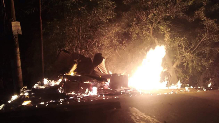টুকেরবাজারে গ্যাসলাইনে আগুন, সিলেট-সুনামগঞ্জ সড়কে যানচলাচল বন্ধ