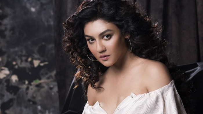 অফ শোল্ডার সাদা পোশাক আর কোঁকড়ানো চুলে মোহময়ী জয়া