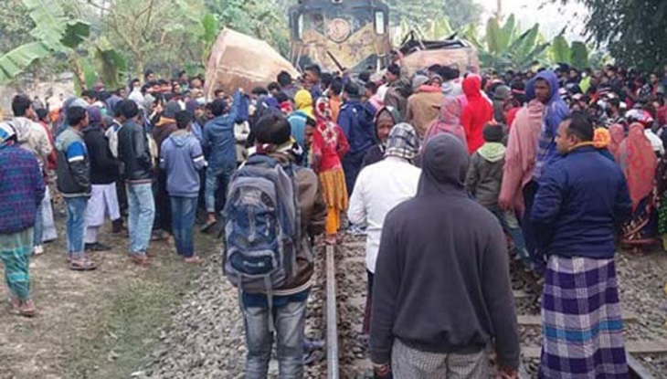 জয়পুরহাটে বাসে ট্রেনের ধাক্কায় নিহত বেড়ে ১২