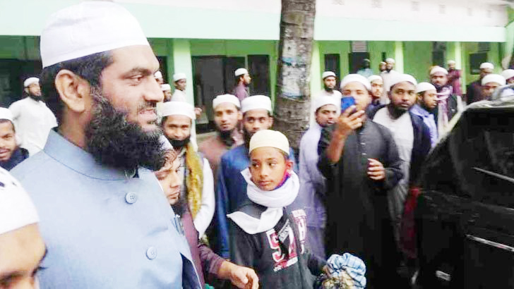 হঠাৎ হাটহাজারী মাদ্রাসায় মাওলানা মামুনুল