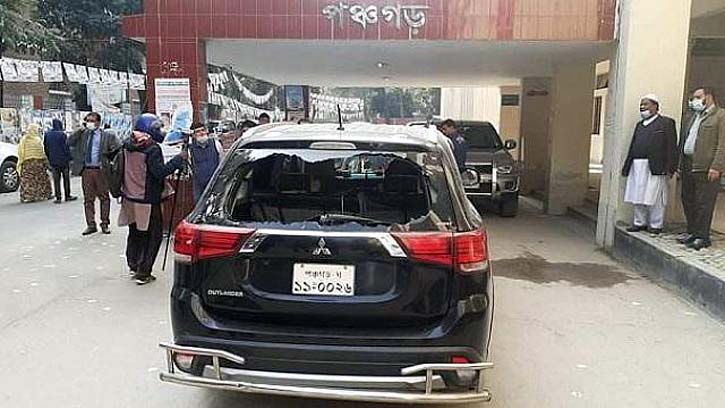 পঞ্চগড়ে নির্বাচন কর্মকর্তার গাড়ি ভাঙচুর