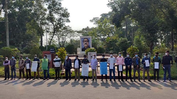 বঙ্গবন্ধুর ভাস্কর্য ভাংচুরের প্রতিবাদে শাবিতে মানববন্ধন