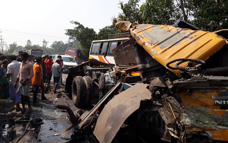 কক্সবাজারে বাস-ট্রাক মুখোমুখি সংঘর্ষে ২জন নিহত
