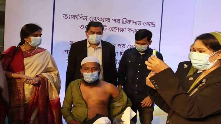 প্রথম দিনে করোনা টিকা নিলেন যারা