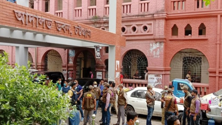 চট্টগ্রাম আদালতে আইনজীবী লাঞ্চিত,  ৪ পুলিশ ক্লোজড