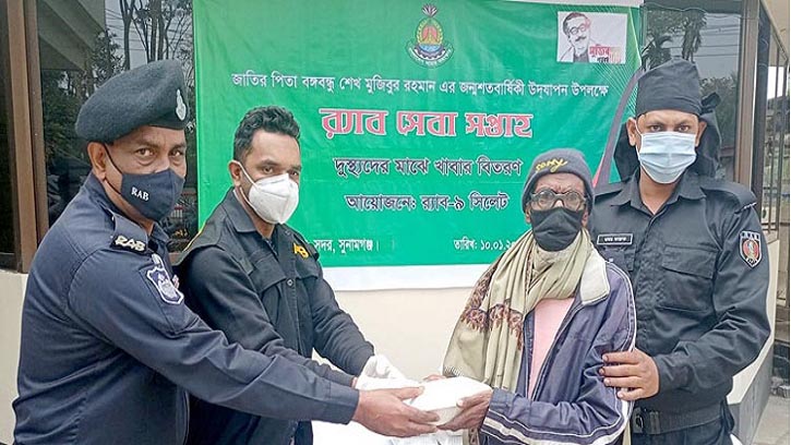 সুনামগঞ্জে র‌্যাব-৯ এর খাবার বিতরণ