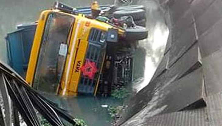 রাঙামাটিতে বেইলি ব্রিজ ভেঙে ট্রাক খালে, চালকসহ নিহত ৩