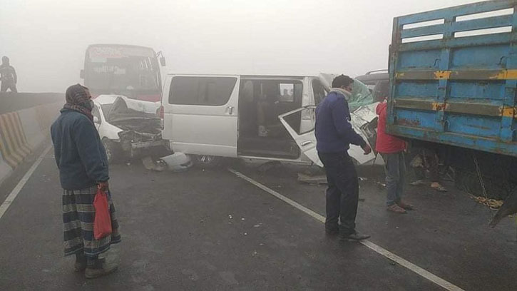 ঘন কুয়াশায় একসঙ্গে ৭ গাড়ির ধাক্কা, আহত ৫