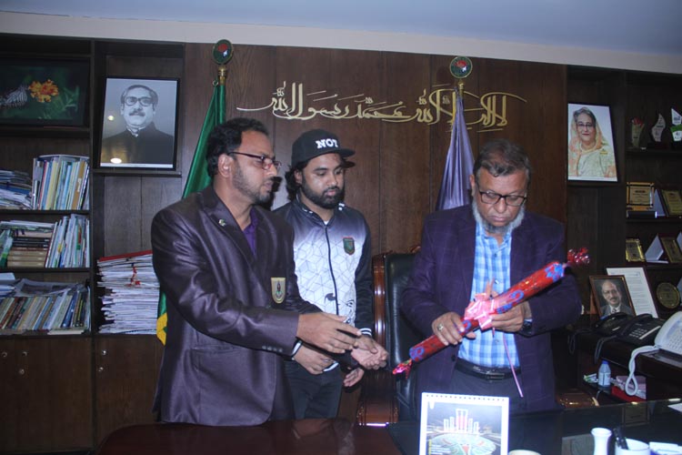 প্রভাতবেলা ক্যালেন্ডার এর মোড়ক উন্মোচণ করছেন মেয়র আরিফুল হক চৌধুরী 