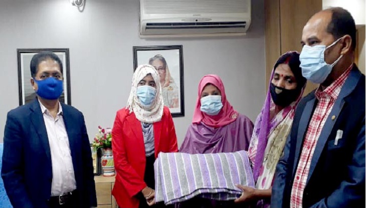 সুনামগঞ্জে পুরোহিতদের মাঝে শীতবস্ত্র বিতরণ