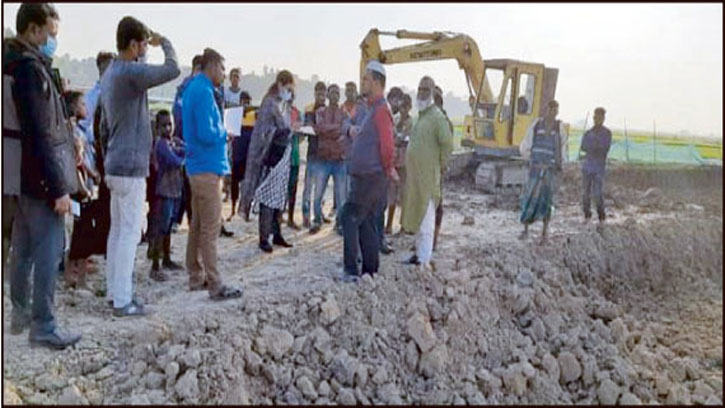 নবীগঞ্জে সরকারি জায়গা থেকে মাটি কাটার দায়ে জরিমানা