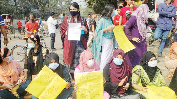 পরীক্ষার দাবিতে নীলক্ষেতে ফের অবরোধ