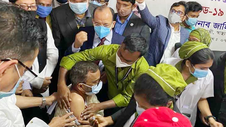 করোনার টিকা নিলেন পরিবেশমন্ত্রী