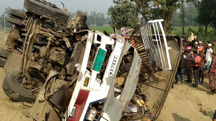 সিরাজগঞ্জে বাস-ট্রাক সংঘর্ষে নিহত ৫