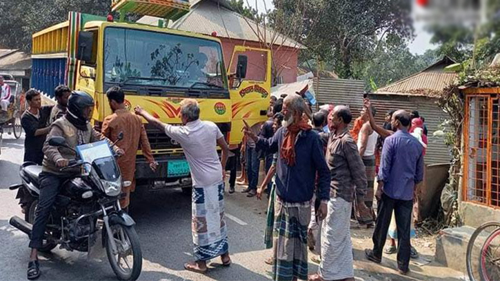 সিরাজগঞ্জে সড়ক দুর্ঘটনায় দুই সন্তানসহ শিক্ষিকার মৃত্যু