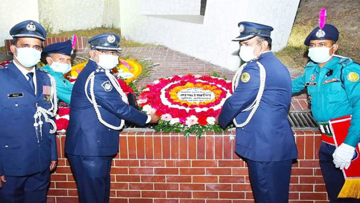 ভাষা শহিদদের প্রতি শ্রদ্ধা জানালেন এসএমপি কমিশনার