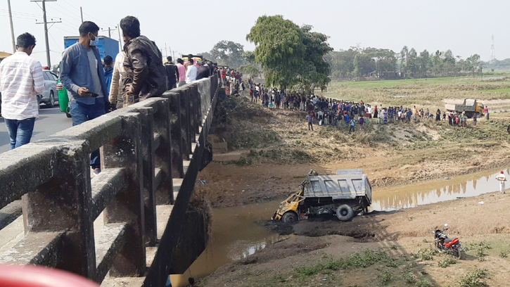 জৈন্তাপুরে ট্রাক খাদে পড়ে চালক- হেল্পার নিহত