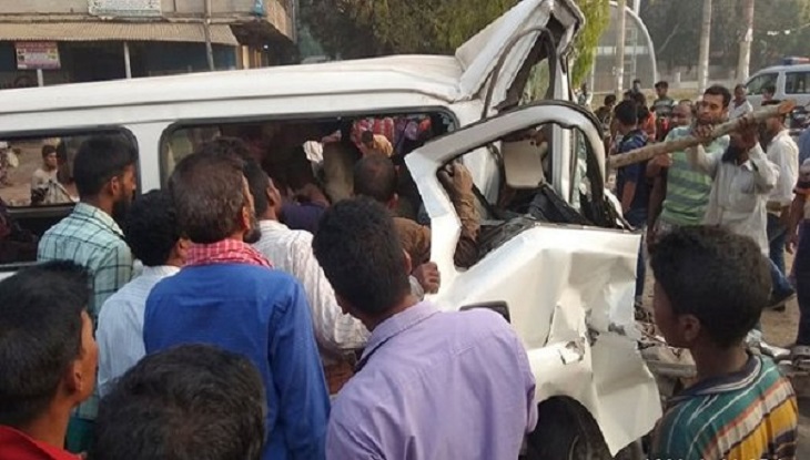 ফরিদপুরে ট্রাক-মাইক্রোবাস সংঘর্ষে নিহত ৭