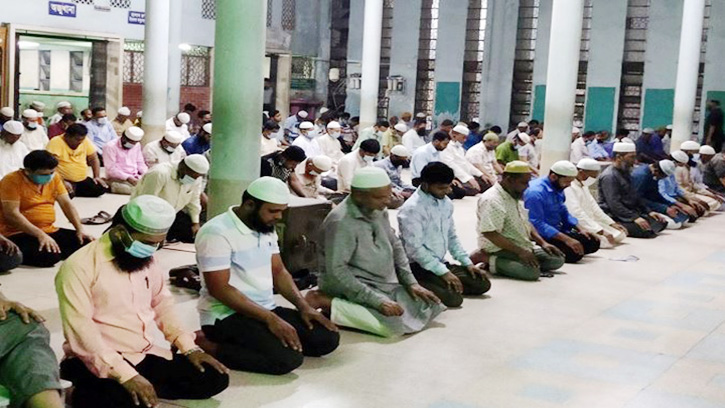 ধর্মীয় ভাবগাম্ভীর্যে পালিত হলো পবিত্র শবে বরাত