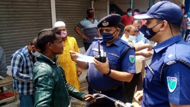 সুনামগঞ্জে পুলিশের মাস্ক বিতরণ