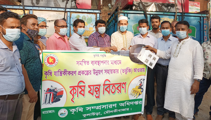 কুলাউড়ায় কৃষকদের কম্বাইন্ড হারভেস্টার মেশিন বিতরণ