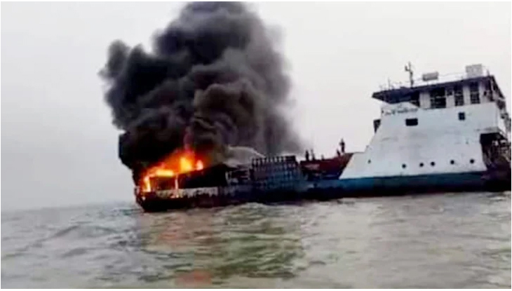 মেঘনায় ফেরিতে থাকা গাড়িতে আগুন